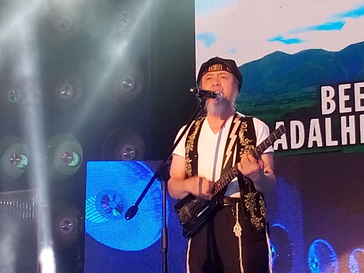 itsShowtimeNa's tweet photo. Mike Hanopol with Beep Beep para sa Singing Mo To! Grabe, legend yan! #ShowtimeLunchDate https://t.co/53ZVFCAGTF