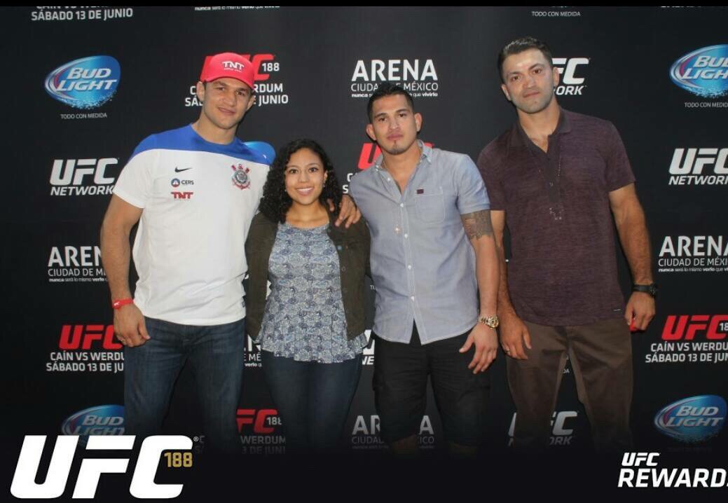 YadiraLpez6's tweet photo. #SoyTanFanáticoQue saldré del trabajo temprano para ir a @BWWingsMX para conocer a @MightyMouseUFC https://t.co/WF86ws5dDz