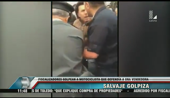 Latina_Noticias's tweet photo. Fiscalizadores golpean brutalmente a motociclista que defendía a las comerciantes. Síguenos https://t.co/gSqqNy81oY https://t.co/bPIQLEUsva