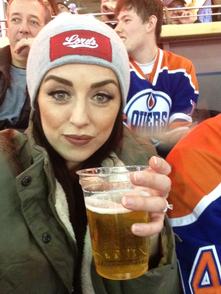 dzafot's tweet photo. @OilrGrl16 love this girl! #dirty30 #drinksfrommylady. 😍🍻😍😘 https://t.co/mv27C2qHDv