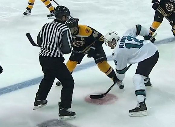 ScoutingTheRefs's tweet photo. Linesman Jonny Murray borrows jersey, skates after equipment fails to make trip to Boston: https://t.co/AYzWkAtM3t https://t.co/dMwOPJHp3u