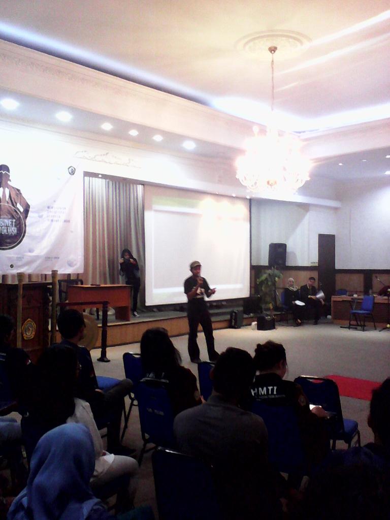 Penampilan <a href="/StandUp_UNIKOM/">StandUpComedy UNIKOM</a> #PelantikanKabinetRevolusiBEMUnikom #BiramaLiveReport