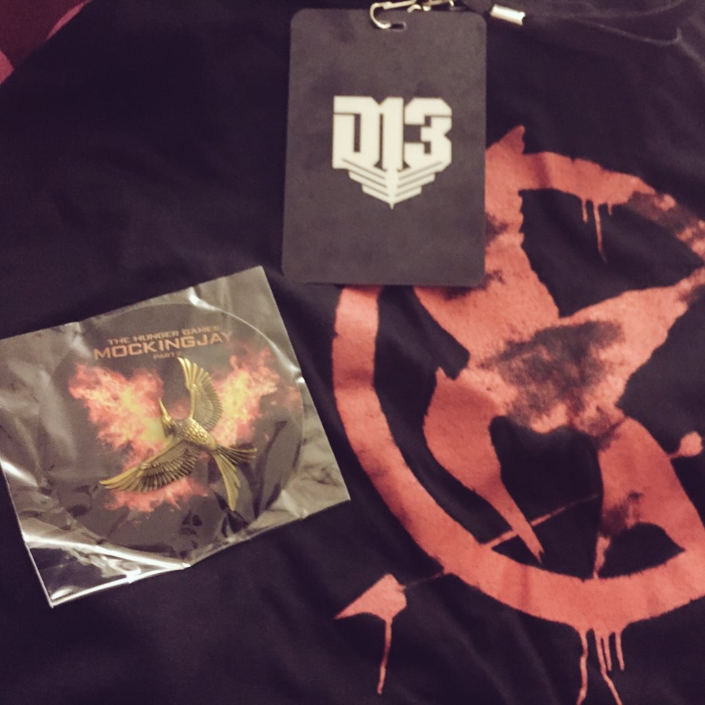 OUaTwilight's tweet photo. Much fun at the #MockingjayPart2 #Superfanevent tonight in LA :) https://t.co/nqoFcoxgSv