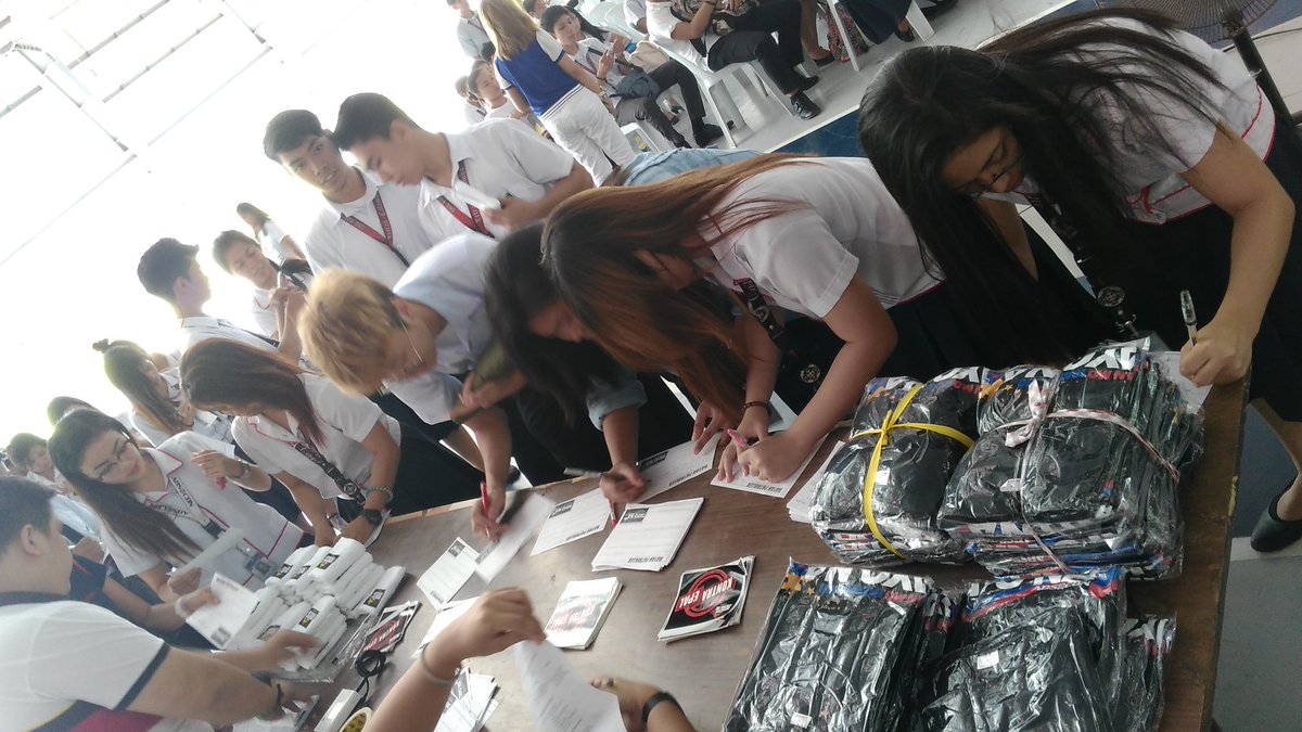 dabetpanelo's tweet photo. Students of San Juan del Letran Calamba sign up as Bayan Patrollers #voterseducworkshop #BMPMLetranCalamba @bayanmo https://t.co/fIpVh6OEjV