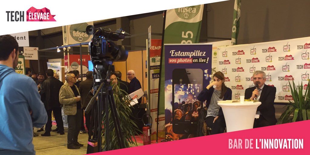 agronumericus's tweet image. En direct de @TechElevage  : Présentation de mon livre #agronumericus au bar de l'innovation cc @CamillRose #TE2015