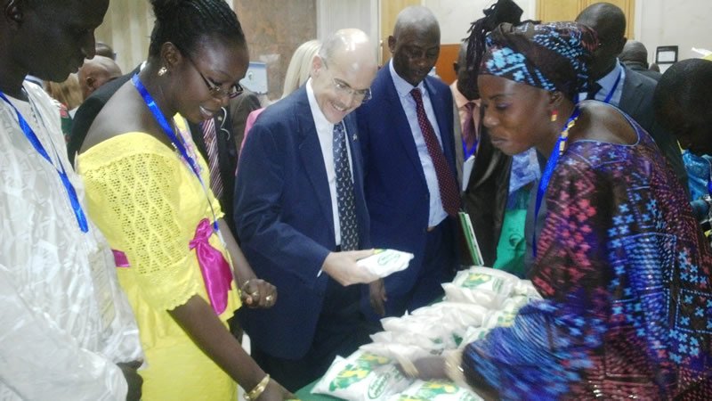 Exposition dans le hall, Visite de l'ambassadeur Zumwalt des produits des projets financés par MCA #atelier