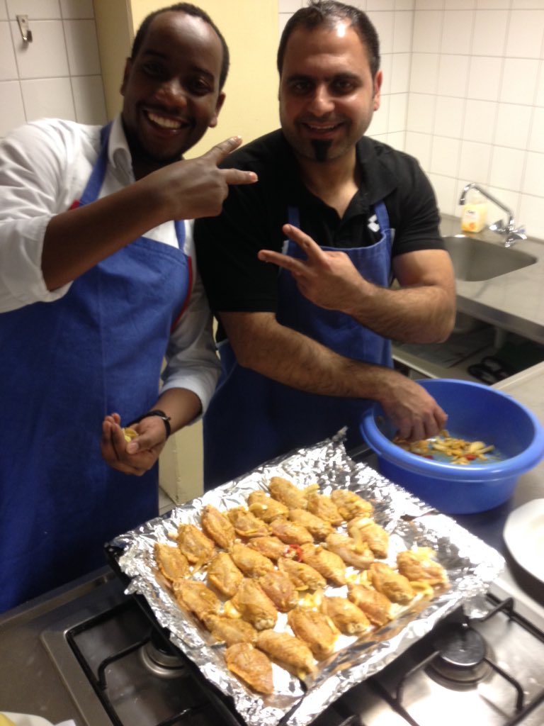 outoforder_1's tweet photo. #mPowerMAN mannen in actie: Samen Koken. Al doende netwerk uitbreiden, zelfvertrouwen vergroten en taal oefenen! https://t.co/OsWEdlkHdT