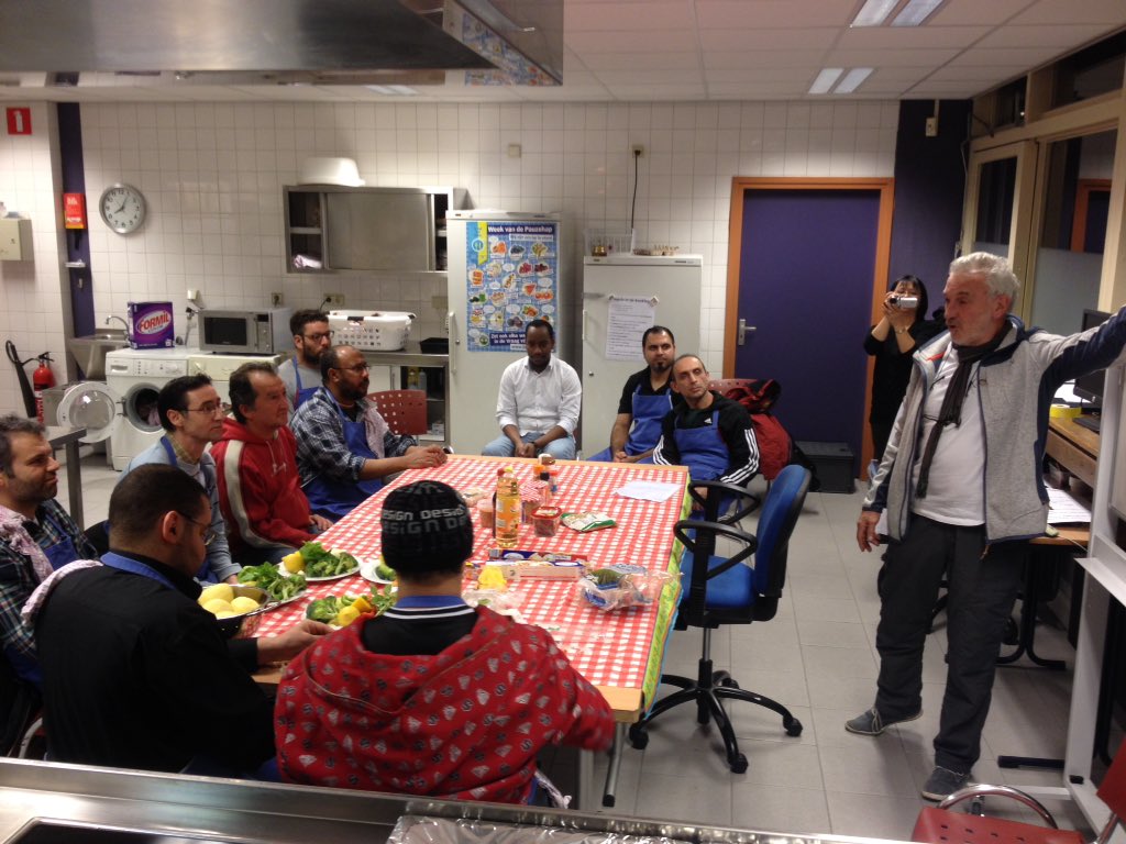 outoforder_1's tweet photo. #mPowerMAN mannen in actie: Samen Koken. Al doende netwerk uitbreiden, zelfvertrouwen vergroten en taal oefenen! https://t.co/OsWEdlkHdT