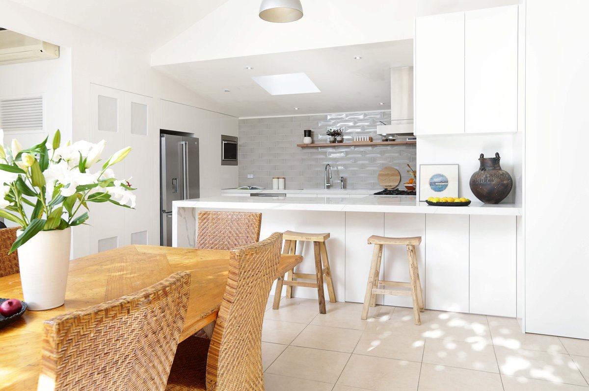 tkpkitchens's tweet photo. Crisp lines and delicious textures blend perfectly in this seamless, modern kitchen: https://t.co/vPTbK5aViM https://t.co/Clg8PbcEhZ