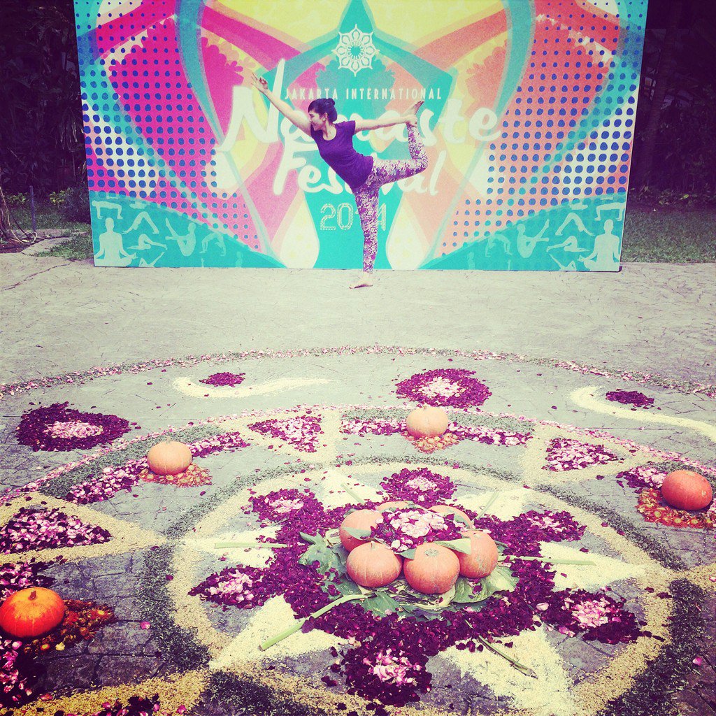 mindafatimah's tweet photo. @ENews_NET Dancer yoga pose https://t.co/XNVE2UnvFx