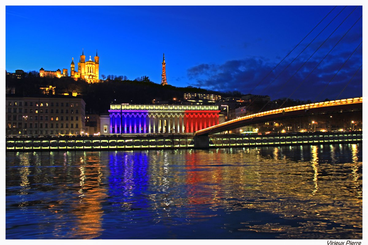 VirieuxPierre's tweet photo. En hommage pour Paris à Lyon #PrayForParis @OnlyLyon @CanonFrance @TLMLyon https://t.co/nVUcruWlCI