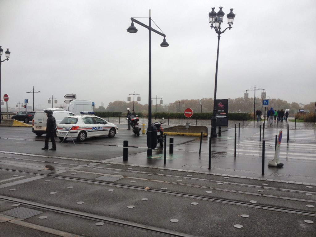 20minutesbord's tweet photo. Alerte à la bombe à #bordeaux dans le secteur du miroir d eau. Périmètre de sécurité installé #etatdurgence https://t.co/FJMYiTtuBL