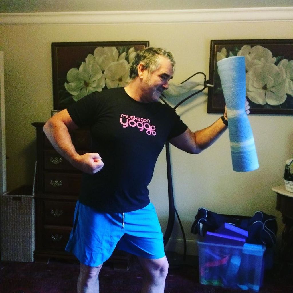 MaMaDolson's tweet photo. The Davinator off to morning practice. #yoga #ashtanga #yogaeverydamnday #practiceandallis… https://t.co/qrQX3qqzeL https://t.co/YITtC0zs0P