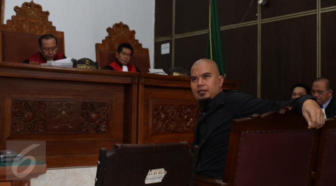 SCTV's tweet photo. Ahmad Dhani Sanggup Pukul Farhat Abbas di Depan Hakim.
Klik https://t.co/yRWyAzHsau @liputan6dotcom https://t.co/xDqvH7Bu84