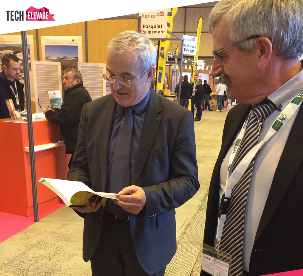 agronumericus's tweet image. Réel plaisir d'offrir mon livre à Michel Dantin, député européen cc @MichelDANTIN #agronumericus #TE2015