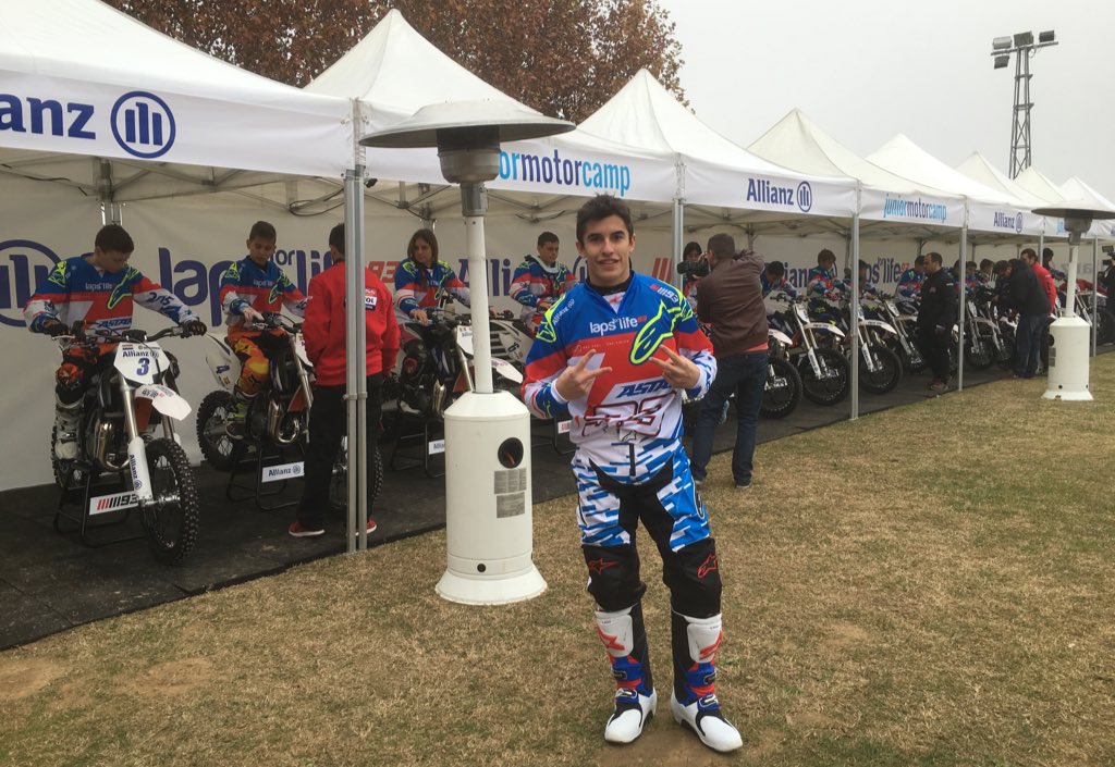 marcmarquez93's tweet photo. Comienza el #AllianzMotorCamp !!! Gooo! ✊🏽 https://t.co/ZT0Q37ndqH