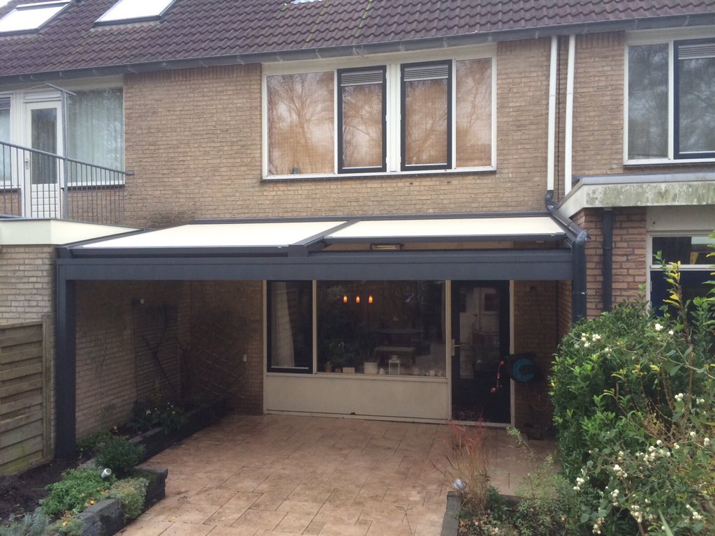 Uniek schuifbaar zon-regenwerend en windvast systeem te Leidschendam gerealiseerd ☀️🌦☀️! <a href="/Vitrona/">Vitrona</a> <a href="/RensonWorldwide/">RENSON</a>