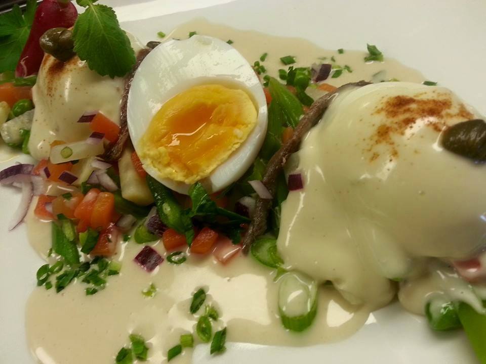L'oeuf à la Russe
Macédoine de légumes frais, oeuf mi-cuit, mayonnaise maison au melfort... 
auberge-chapelle.fr
