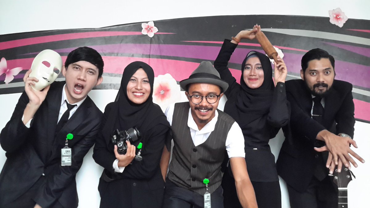 Siapapun kita, apapun kita harus bisa mjd #GreatMuslimAgent yg mampu menebar keindahan islam ke segala penjuru dunia