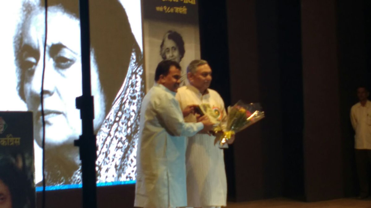 IndiraGAwards's tweet photo. Shri Sanjay Nirupam felicitating Janardan Dwivedi at the event @IndiraGAwards @sanjaynirupam https://t.co/8W0XHJhvJX