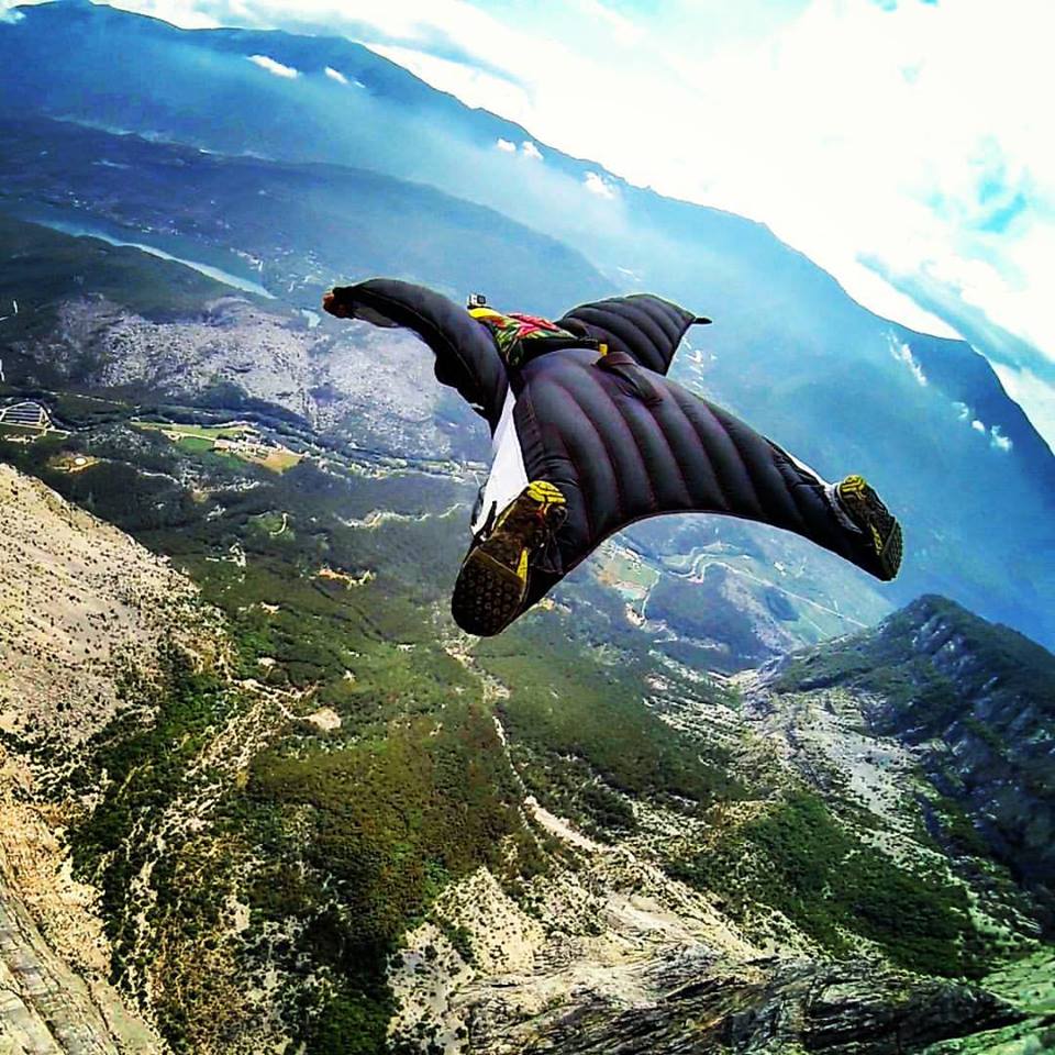 WingsuitGraham's tweet photo. Learn how to fly a wingsuit. https://t.co/08i5ZOqEX6 https://t.co/DA4BRQkEw7