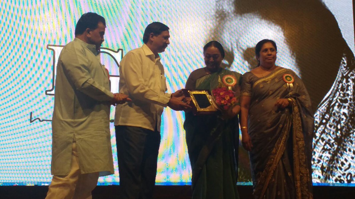 IndiraGAwards's tweet photo. Meira Kumar addressing the event, While recalls on few interactions with Indiraji in her life time. https://t.co/Yu8DQ2MlCi