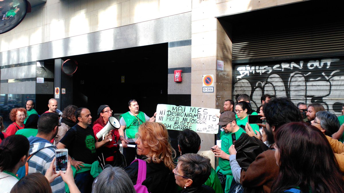 maciosky's tweet photo. @APE_Cat Esther explicant seu tall aigua x no poder pagar i critican portes giratries #TicTacSuministros llei24/2015 https://t.co/28OGJ0WORt