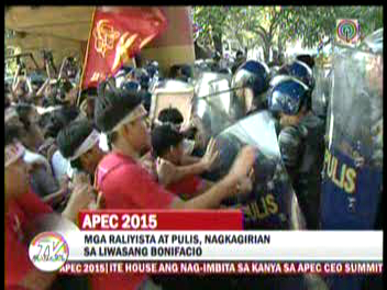 TVPatrol's tweet photo. #TVPatrol Mga raliyista at pulis, nagkagirian sa Liwasang Bonifacio #APEC2015 https://t.co/pK6ZIoYTed
