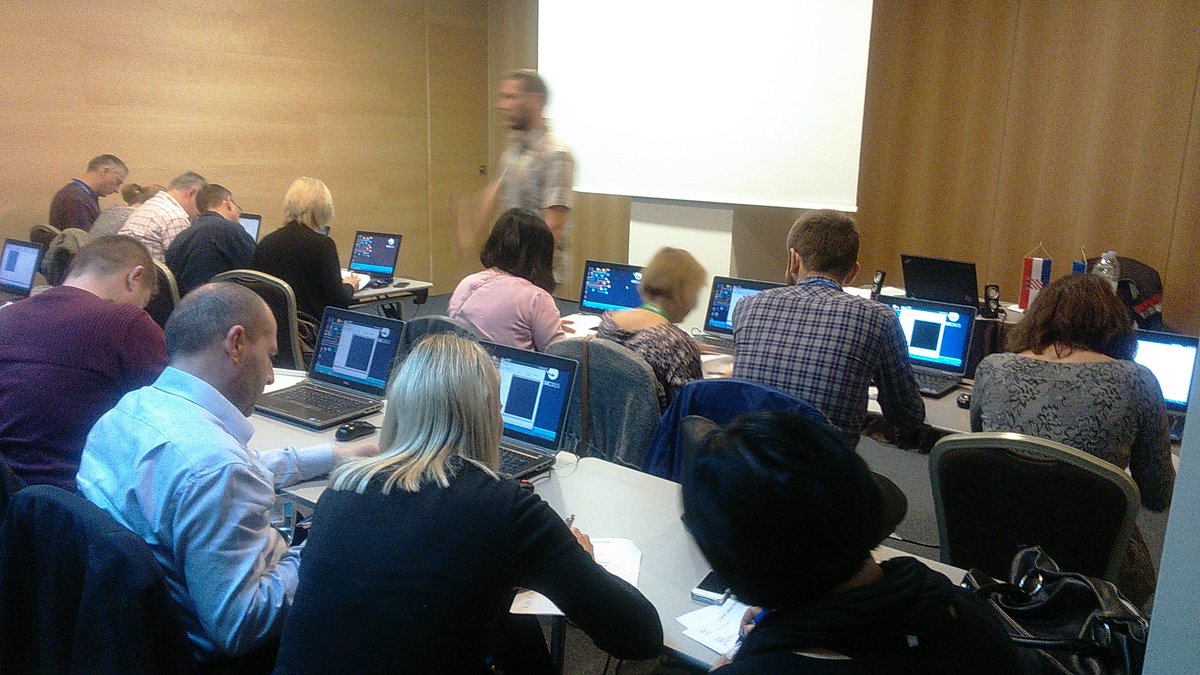 BarbaraMandusic's tweet photo. Izrada računalnih simulacija fizikalnih pojava #CARNetCUC #Scientix #ScientixWorks #ScientixCroatia #ScientixWeek https://t.co/va7D2o8Thv