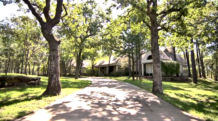 auctionnetwork's tweet photo. #MMMbop !  Remember this video featuring the #Hanson household we auctioned? #tbt https://t.co/9a7XIFpcrU https://t.co/MnriQkWPPP