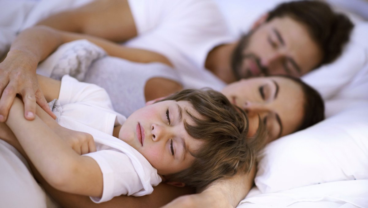 Here are the pros and cons of co-sleeping with your child: onion.com/1l7vrHp