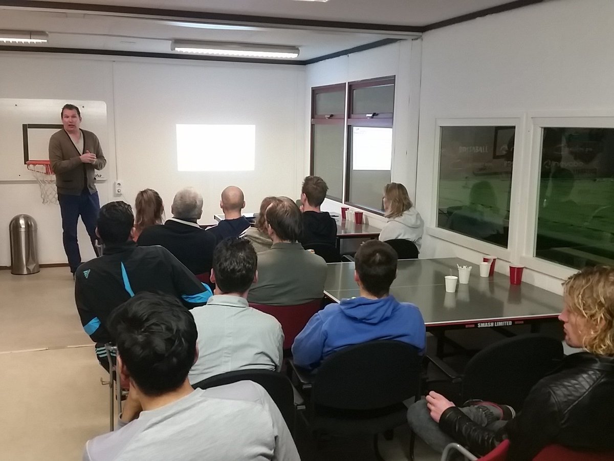 De gymleraren in de schoolbanken bij de lancering van de menukaart van het stedelijk sportteam! <a href="/HartenvoorSport/">Harten voor Sport</a>