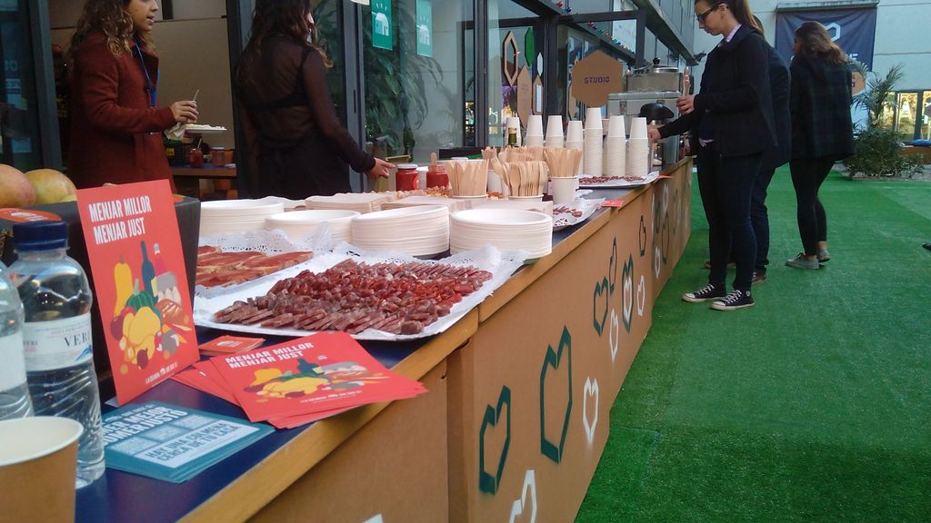 ColmenaValencia's tweet photo. En el #OSFestBCN también esta presenta la @ColmenaQdiceSi que comida tan rica! #vidaencolmena #WayColmena https://t.co/RzYibRy3Wm