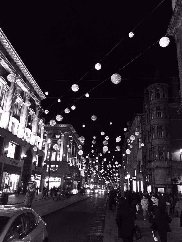 carlosgb_4's tweet photo. Que suerte poder trabajar en esta calle #quickpicture Oxford Street https://t.co/oXhF4HdDkU