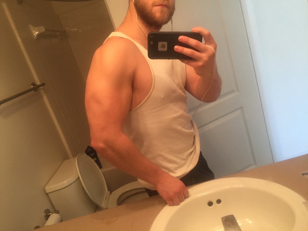 DomRipped's tweet photo. Toilet seat up so a #cashfag knows where his water bowl is 😂 @underdeskloser @Spieler1987 @RTpig https://t.co/OGJpAHTc3J