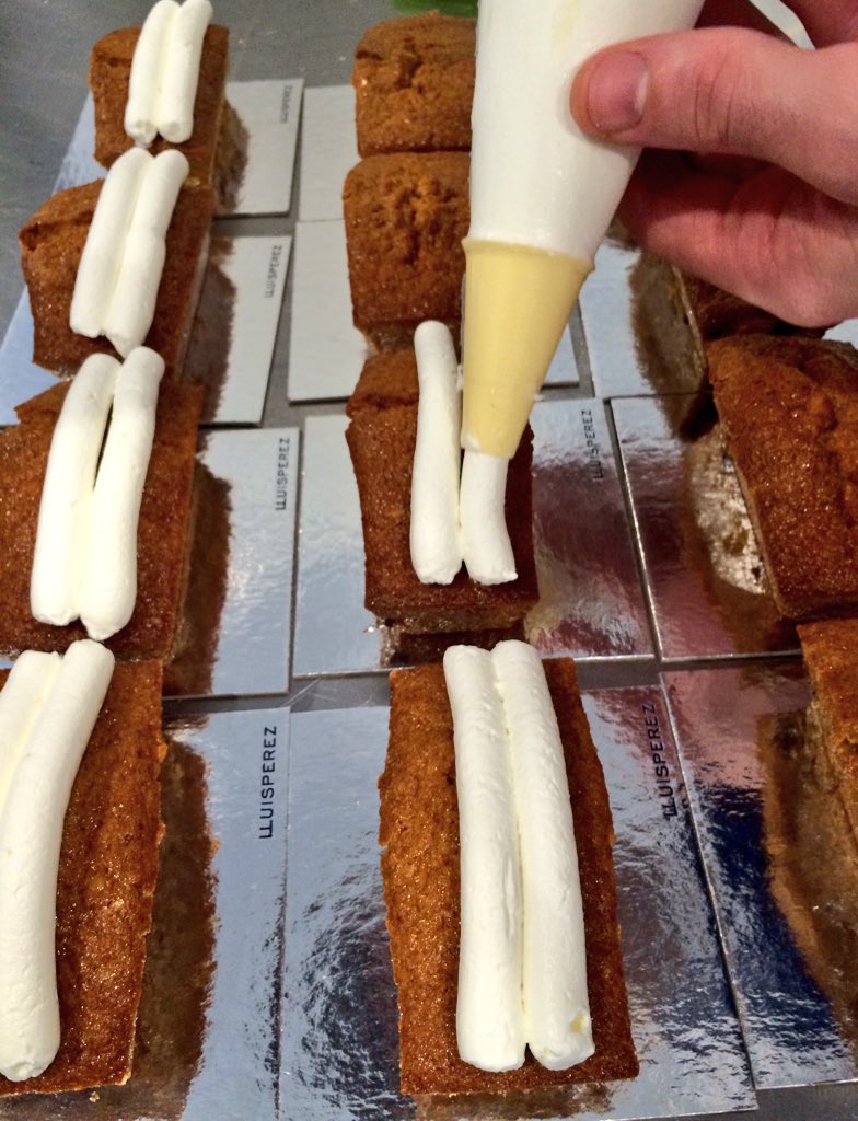 Making #cheese rabbits! Pastissos de #pastanaga amb crema de formatge, qui en vol un? #fetamallorca