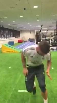 FootballersRoad's tweet photo. .@SergioRamos TRABAJA DURO en el gimnasio para llegar a tope al Clásico. VIDEO: https://t.co/wEXQM6Sr2J https://t.co/J2dwDgH5O9