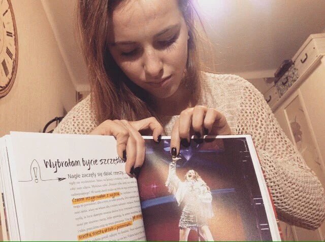 kora33121's tweet photo. Mira Tini 🙈💞 tu mejor libro !!!! 🌟 gracias ! #PoProstuTini 
@TiniStoessel https://t.co/0D96ZtazkA