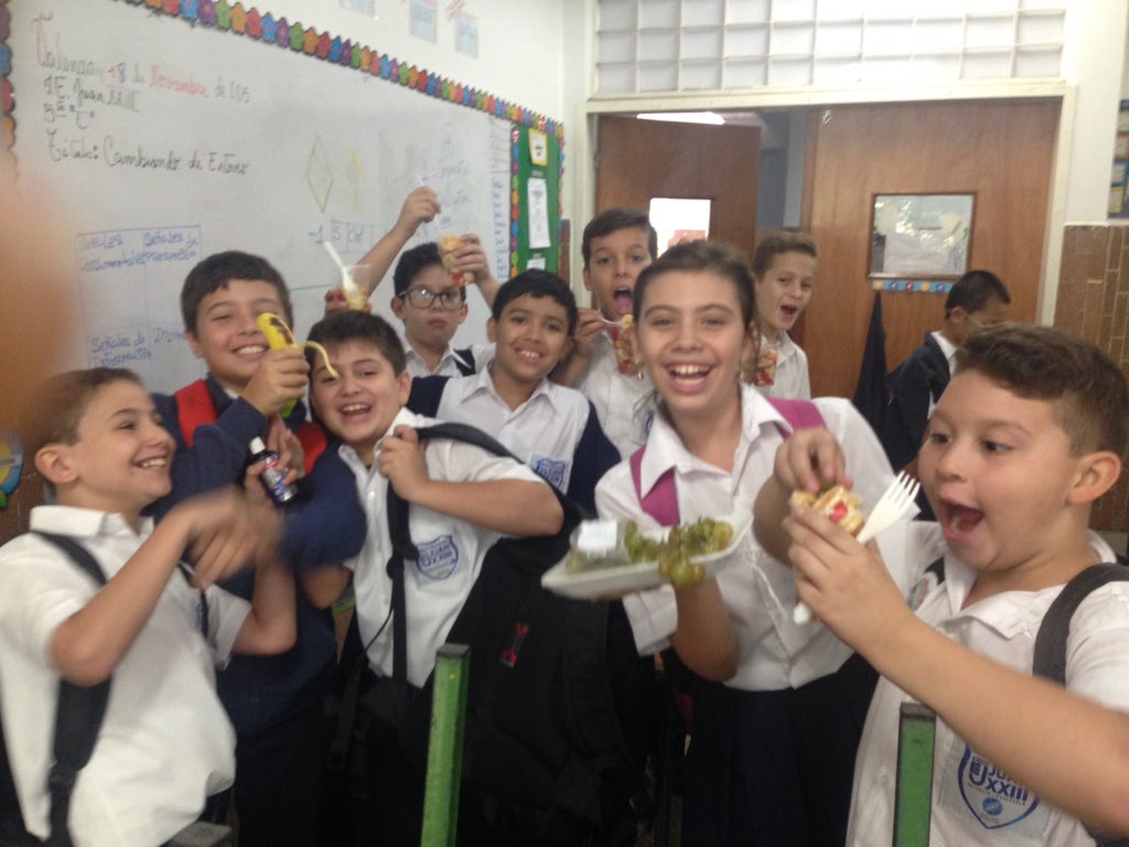 celimar80's tweet photo. @colegiojuan23 @sedejuanito Alumnos de 5 "E" celebrando el día de la alimentación 🍈🍍🍓🍎🍊🍏🍐🍌🍑 Cuerpo Sano Mente Sana https://t.co/yGqhwy6fge