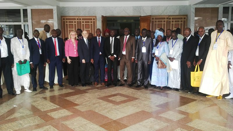 Présentation réalisations Mca Photo de souvenir des participants avec Son Excellence l'Ambassadeur Zumwalt #atelier