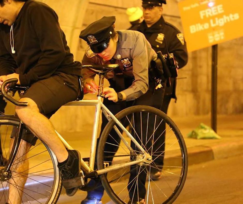 ciclosfera's tweet photo. Luces gratis para los ciclistas de Nueva York https://t.co/b2DUJG4Fme #policia #NuevaYork https://t.co/0Zz6X5VTju