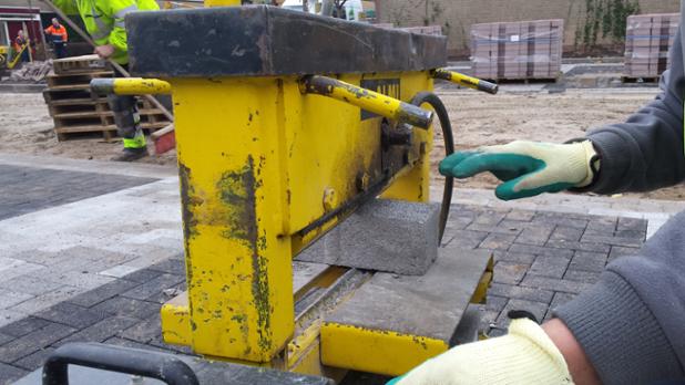 CooperatieWiZ's tweet photo. Handig zo'n Hydraulische steenknipper. Pas wel op voor je handen! #hetnieuwewerken @KlinkNijlandGWW https://t.co/yf8LTxs0oN