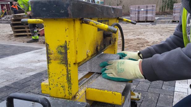 CooperatieWiZ's tweet photo. Handig zo'n Hydraulische steenknipper. Pas wel op voor je handen! #hetnieuwewerken @KlinkNijlandGWW https://t.co/yf8LTxs0oN