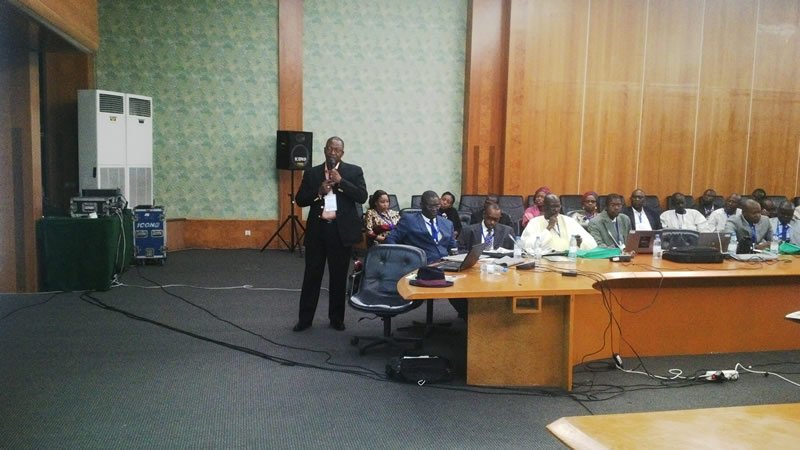 Présentation des réalisations du projet Route de MCA aux participants par Mr Sylla directeur du projet #atelier