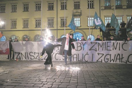 MR_CONDOR_'s tweet photo. Demonstrators burn effigy of a #Jew at anti-#refugee rally in #Wroclaw #Poland
#Syria #refugeecrisis #Anonymous https://t.co/aJKYCxAsn0