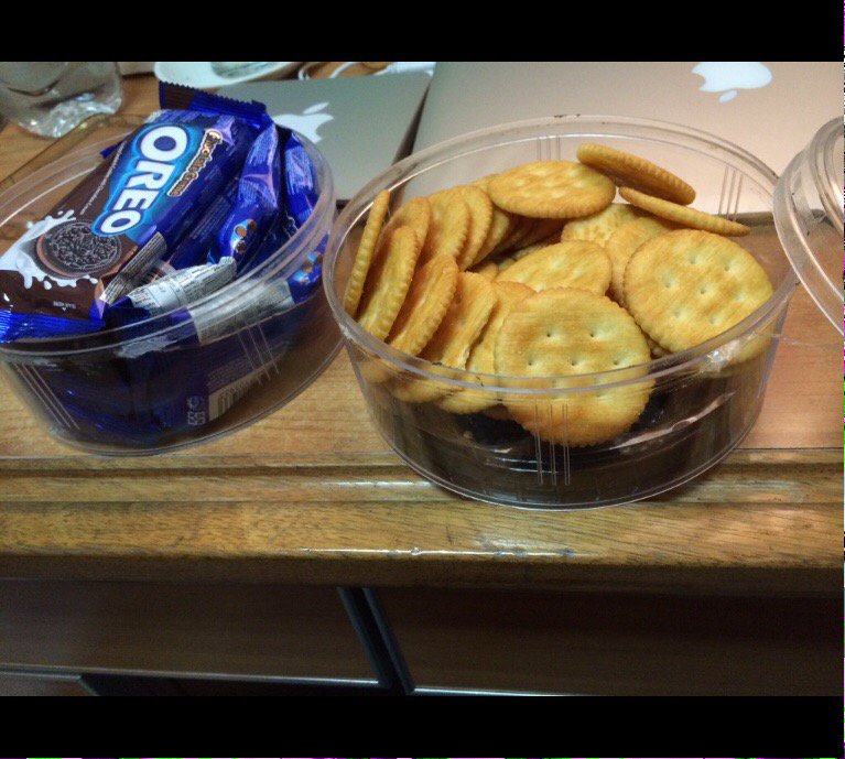 _chikychiksss's tweet photo. Oreo = moodbooster https://t.co/qfbVcVgNVl
