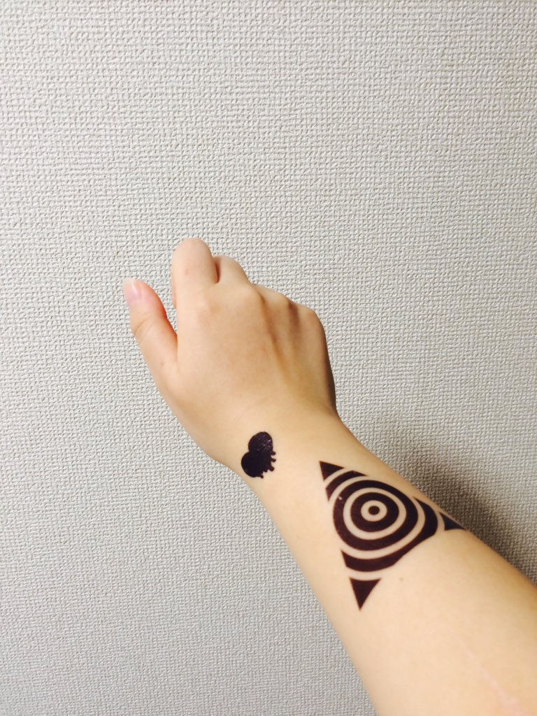 みほちゃんアカウント移行 U Tvitteri 生誕祭とzeppに向けてタトゥーシール作った やりたい人いっぱいいたらプレゼント企画やるよ マホト 欲しい人rt 失敗作でマホちゃんごっこをする残念な22歳 尚 逆の手の模様 T Co 7s7pe5yzbd