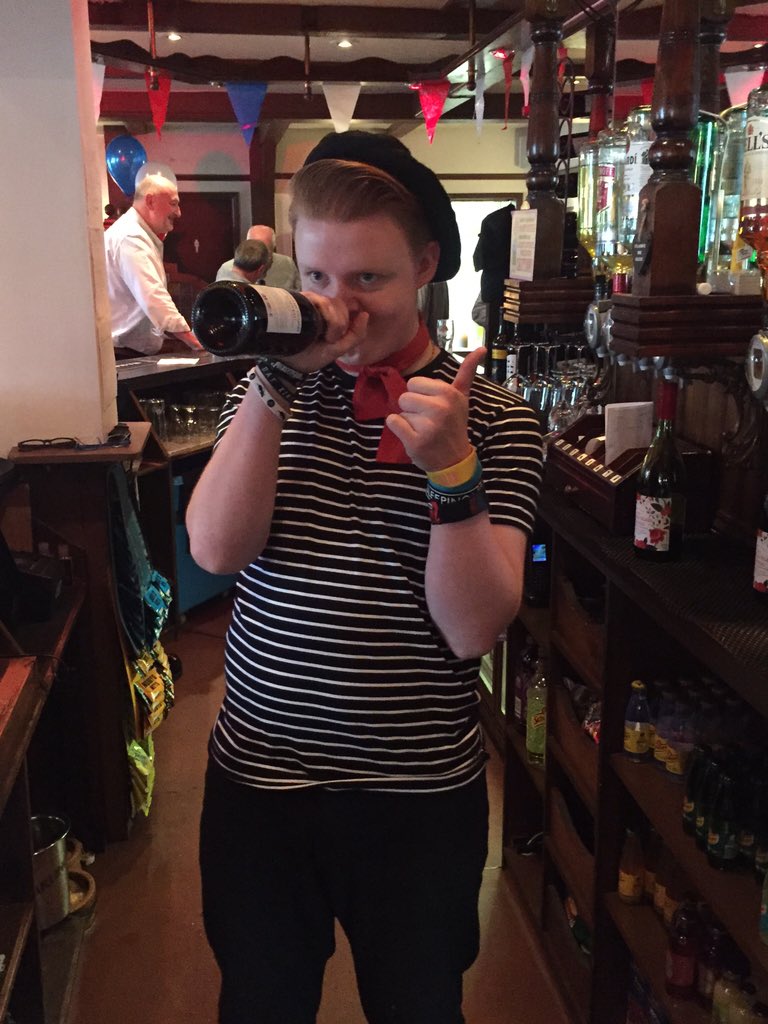 JobbersRest's tweet image. Gareth enjoying the Beaujolais..
#BeaujolaisDay #BeaujolaisNouveau #essexfood #goodfood @UpminsterInfo @MyUpminster