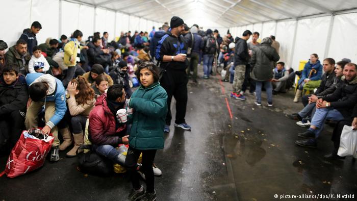 #Avrupa'da daha iyi bir gelecek arayan sığınmacılar #Paris saldırıları sonrası endişeli. dw.com/p/1H8oy