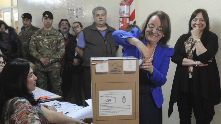 Santa Cruz: nueva presentación de la UCR para evitar que asuma Alicia Kirchner infob.ae/1I0UVeG